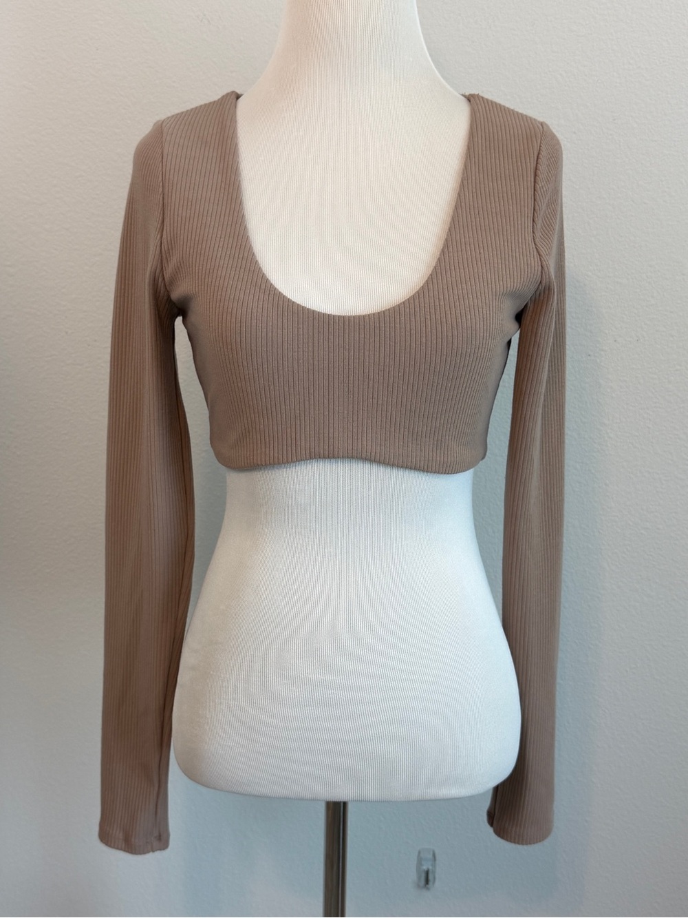 ALO Yoga Ribbed Scoop-Neck Long-Sleeve Crop Top
